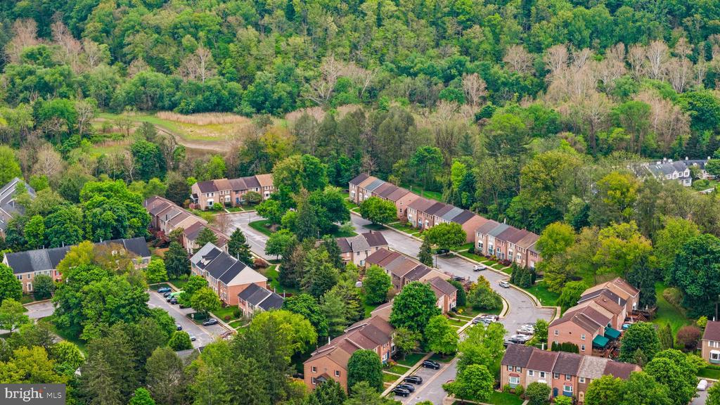 61 CHERRYWOOD COURT | TURNKEY TOWNHOUSE LIVING