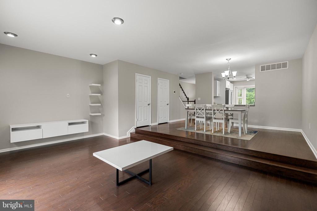 61 CHERRYWOOD COURT | TURNKEY TOWNHOUSE LIVING