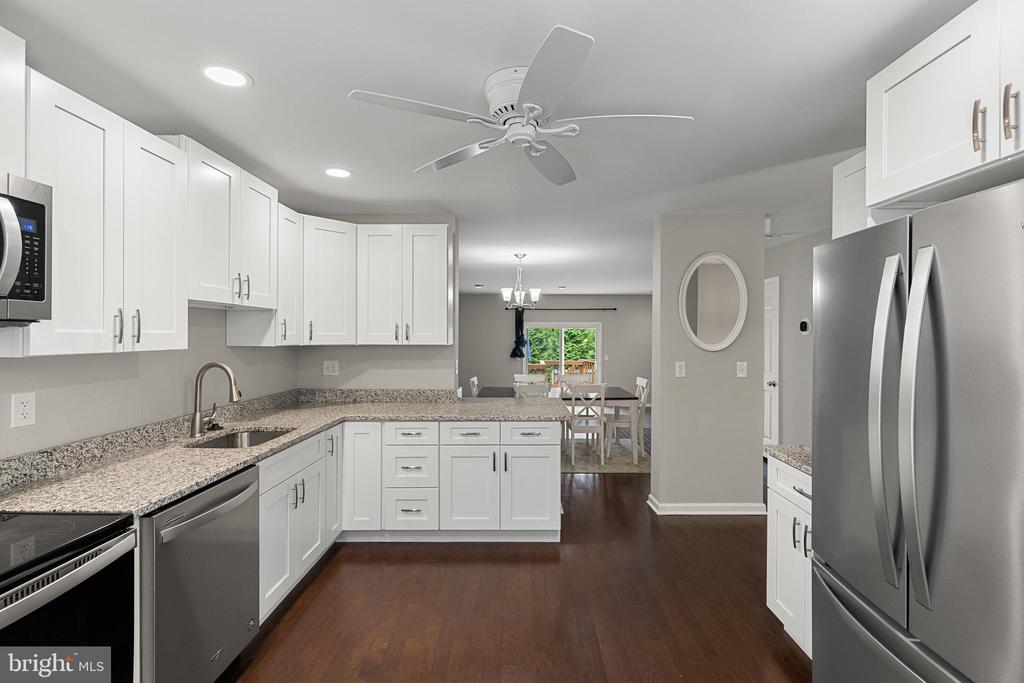 61 CHERRYWOOD COURT | TURNKEY TOWNHOUSE LIVING
