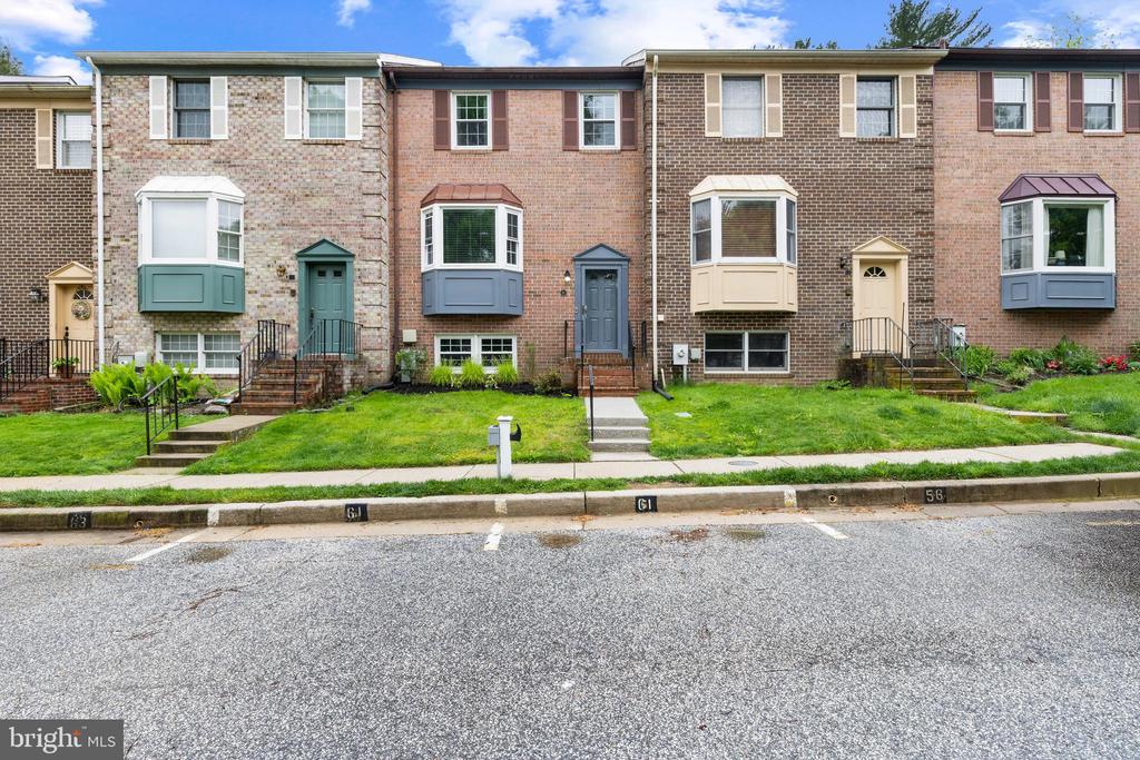 61 CHERRYWOOD COURT | TURNKEY TOWNHOUSE LIVING