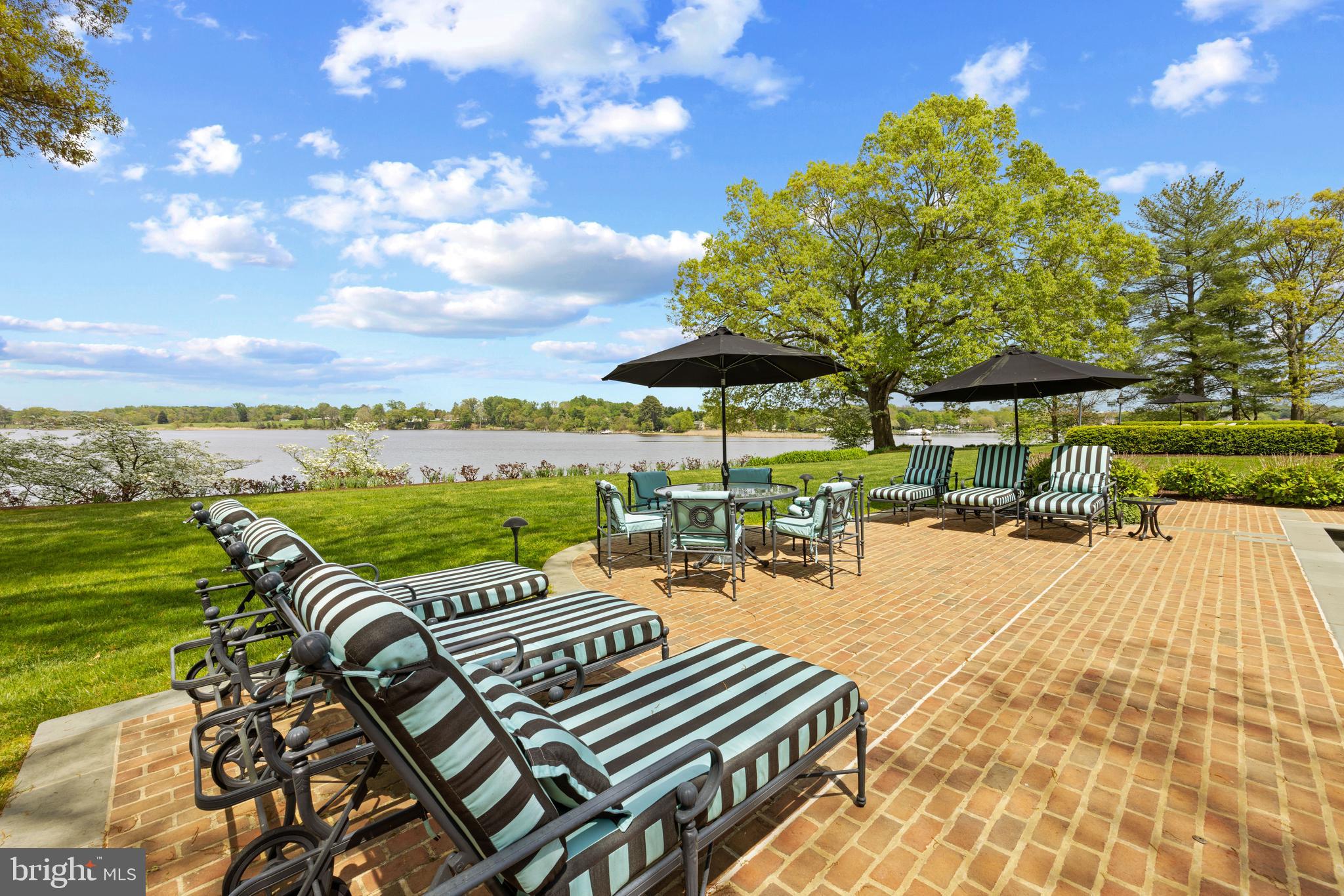 210 Corsica Point Ln