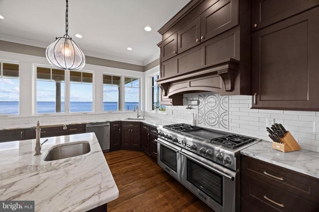 205 LIGHTHOUSE VIEW DRIVE