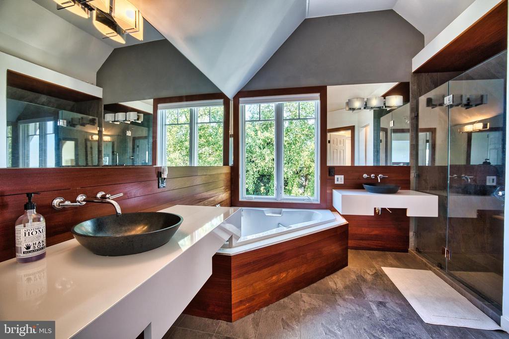 CHESAPEAKE BAY WATERFRONT | 216 LIGHTHOUSE VIEW DRIVE