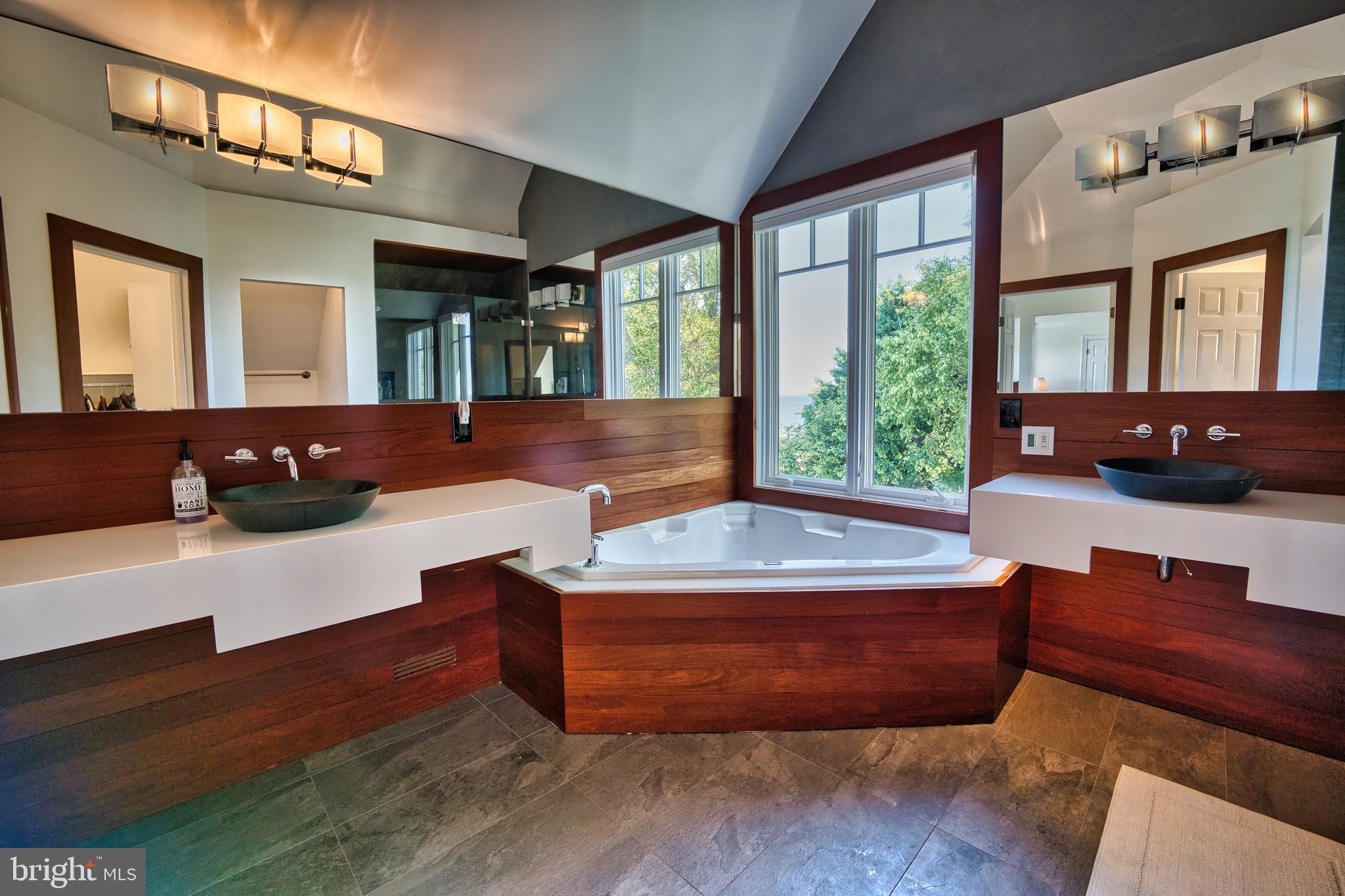 CHESAPEAKE BAY WATERFRONT | 216 LIGHTHOUSE VIEW DRIVE