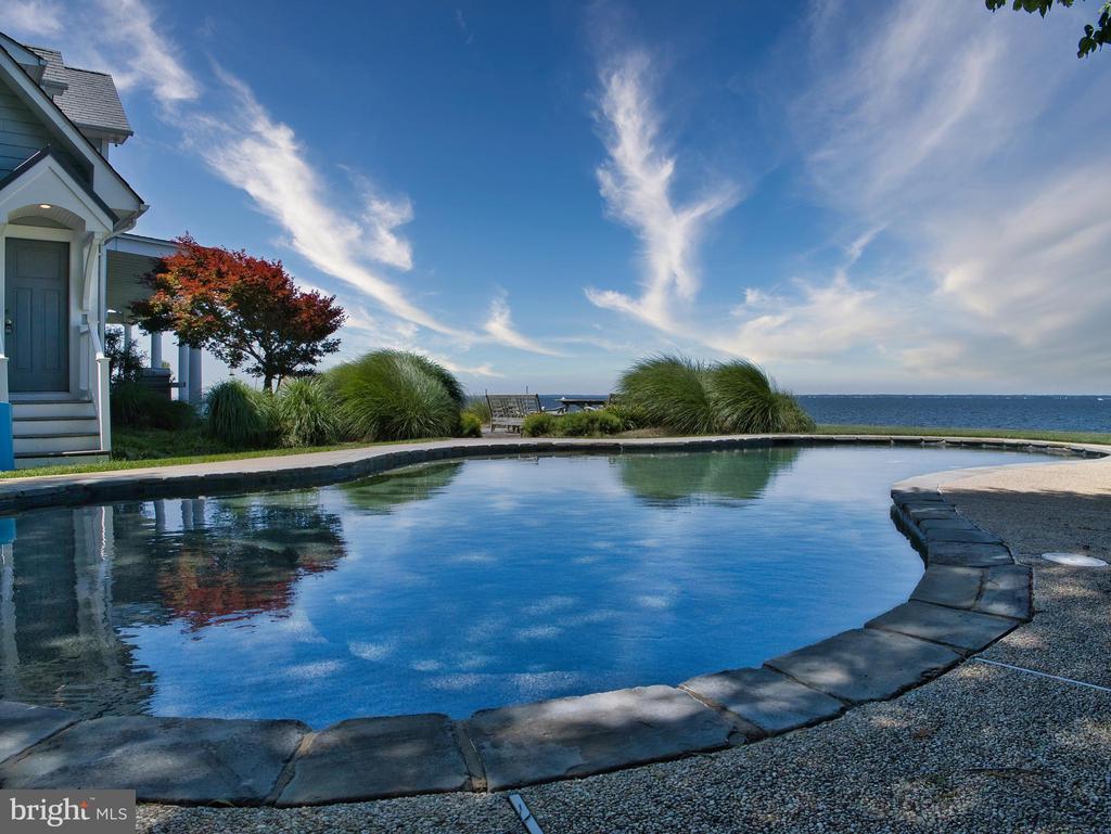 CHESAPEAKE BAY WATERFRONT | 216 LIGHTHOUSE VIEW DRIVE