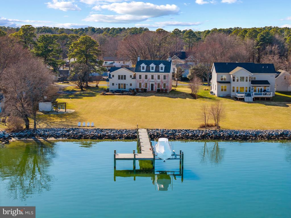 EASTERN SHORE WATERFRONT | 122 QUEEN ANNE ROAD