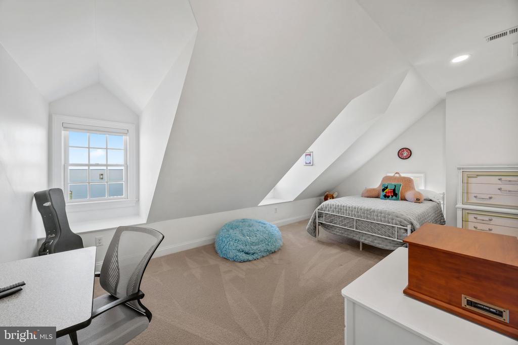 EASTERN SHORE WATERFRONT | 122 QUEEN ANNE ROAD