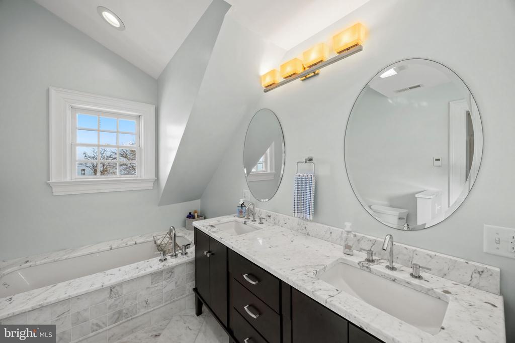 EASTERN SHORE WATERFRONT | 122 QUEEN ANNE ROAD
