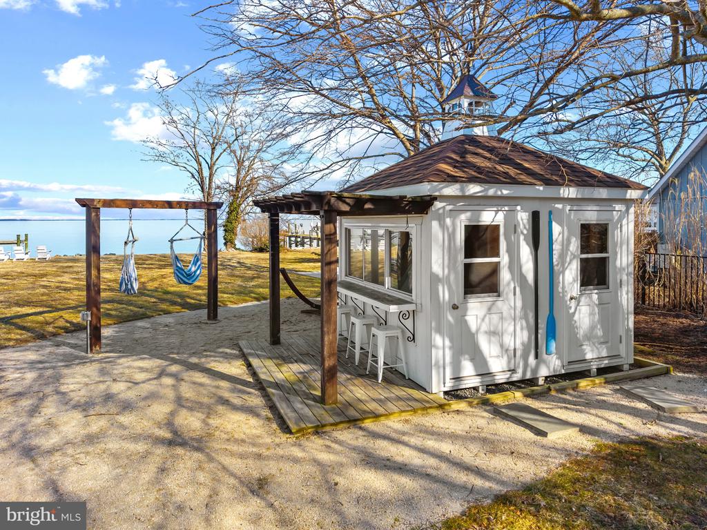 EASTERN SHORE WATERFRONT | 122 QUEEN ANNE ROAD
