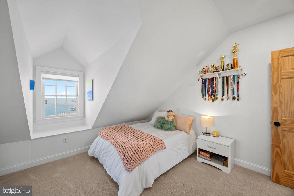 EASTERN SHORE WATERFRONT | 122 QUEEN ANNE ROAD