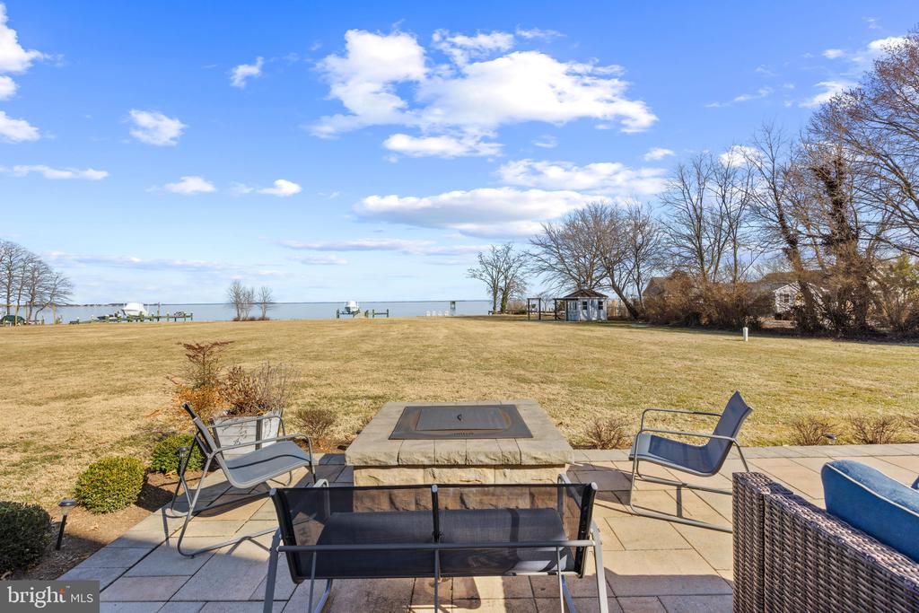 EASTERN SHORE WATERFRONT | 122 QUEEN ANNE ROAD