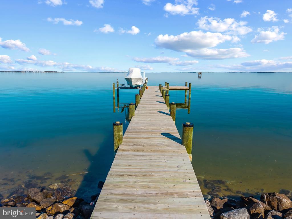 EASTERN SHORE WATERFRONT | 122 QUEEN ANNE ROAD