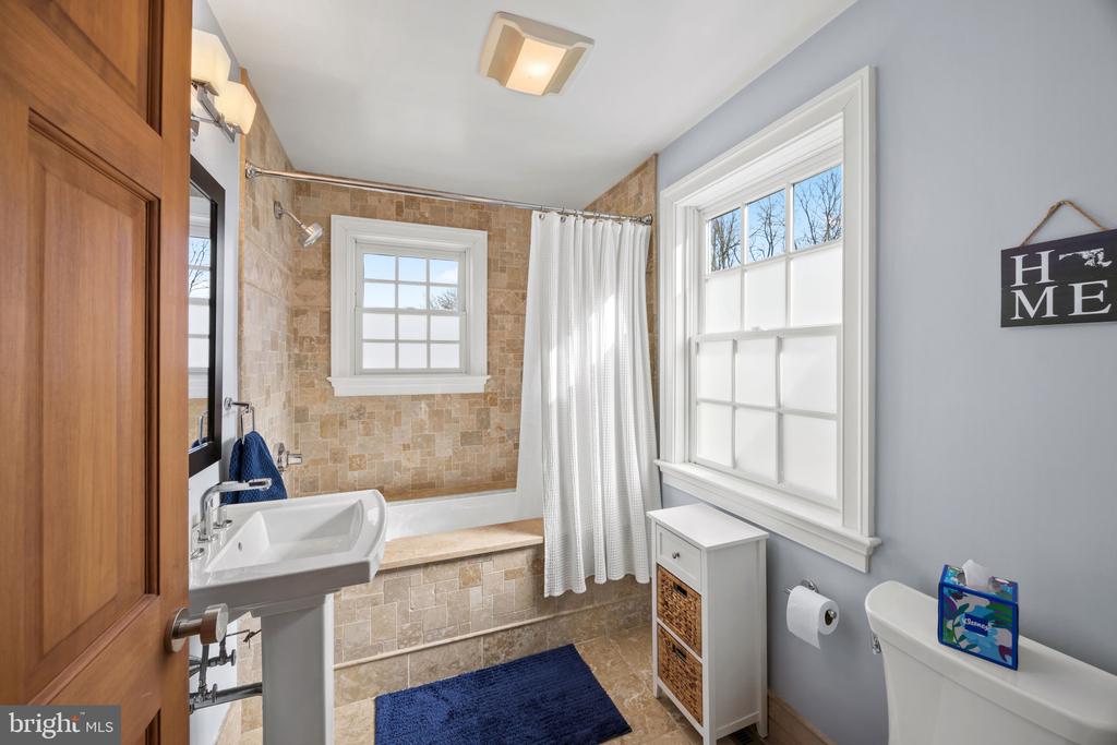 EASTERN SHORE WATERFRONT | 122 QUEEN ANNE ROAD