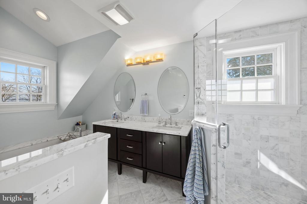 EASTERN SHORE WATERFRONT | 122 QUEEN ANNE ROAD