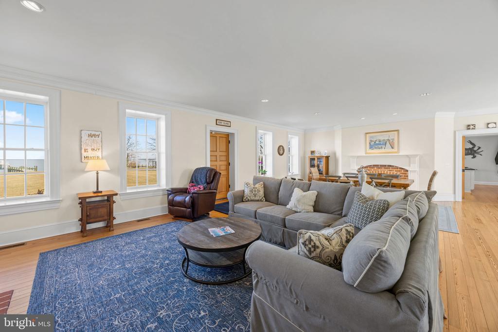 EASTERN SHORE WATERFRONT | 122 QUEEN ANNE ROAD
