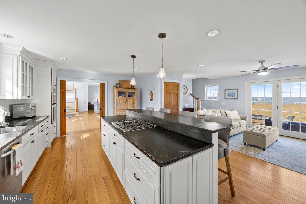 EASTERN SHORE WATERFRONT | 122 QUEEN ANNE ROAD