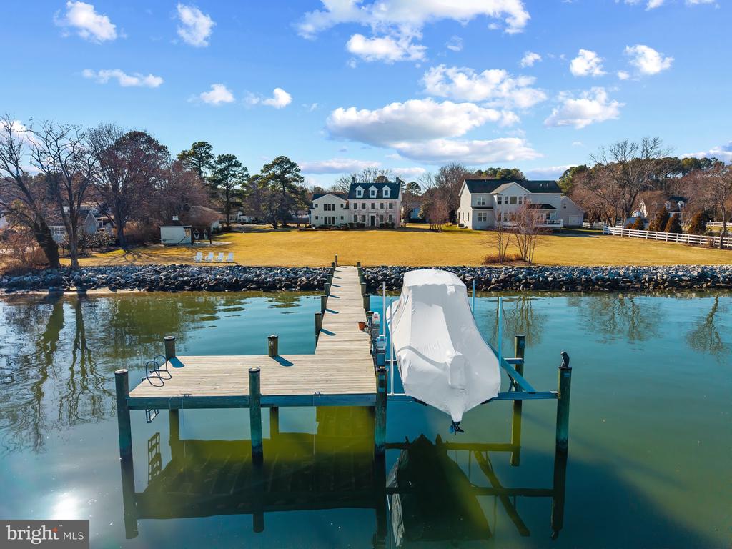EASTERN SHORE WATERFRONT | 122 QUEEN ANNE ROAD