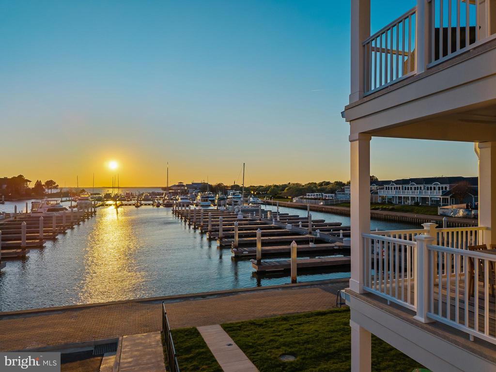 WATERFRONT LIVING AT SUNSET WHARF | 111 PETRIE WAY