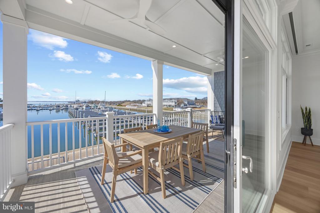 WATERFRONT LIVING AT SUNSET WHARF | 111 PETRIE WAY