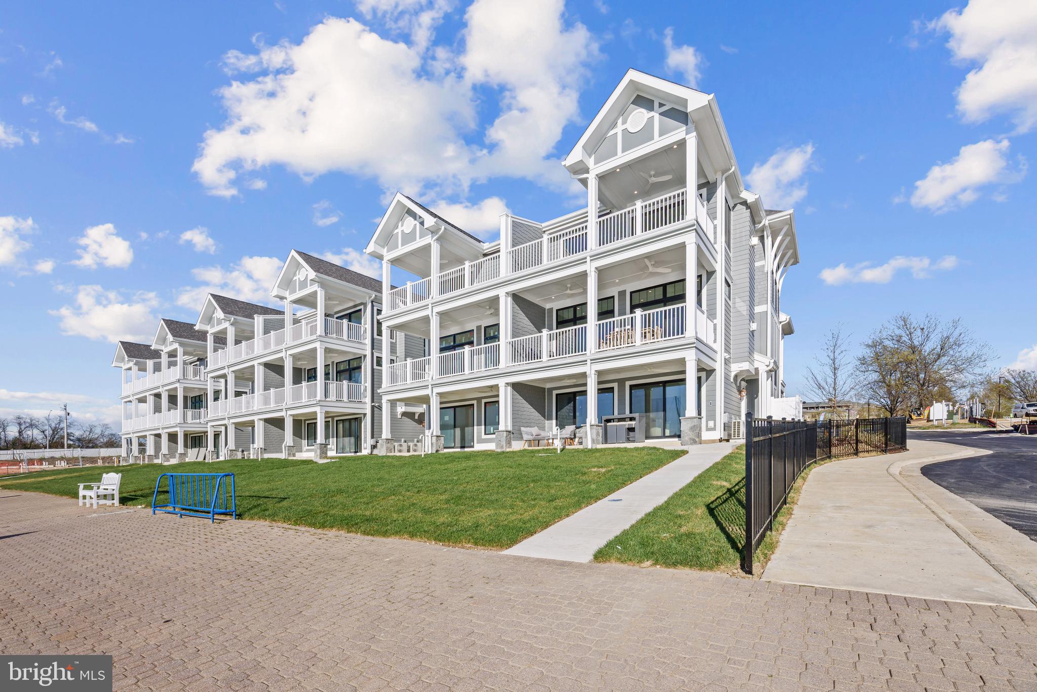 WATERFRONT LIVING AT SUNSET WHARF | 111 PETRIE WAY