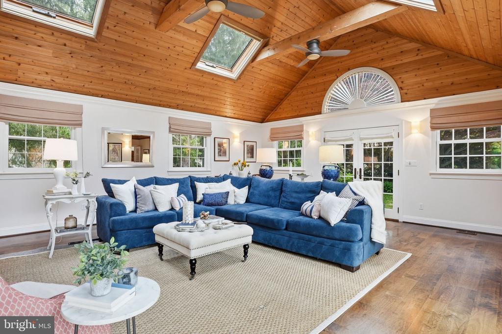 213 COLUMBIA LANE