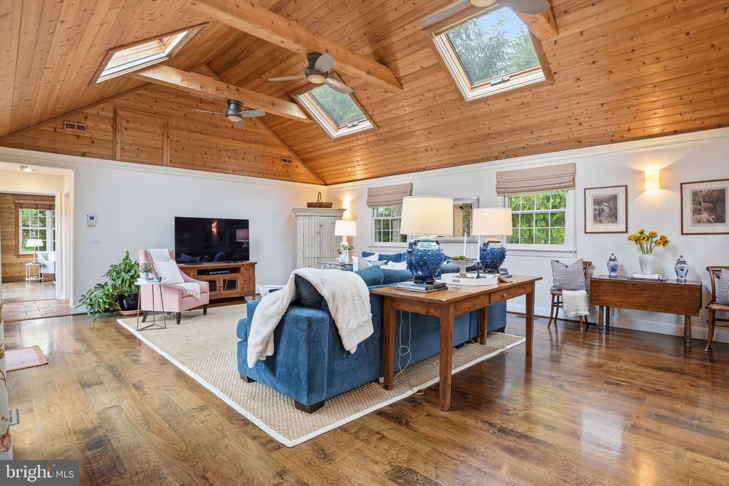 213 COLUMBIA LANE