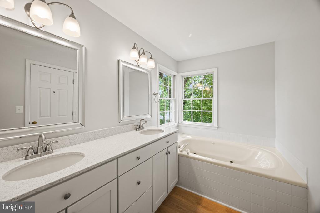 EASTERN SHORE WATERFRONT | 115 NW CREEK DRIVE
