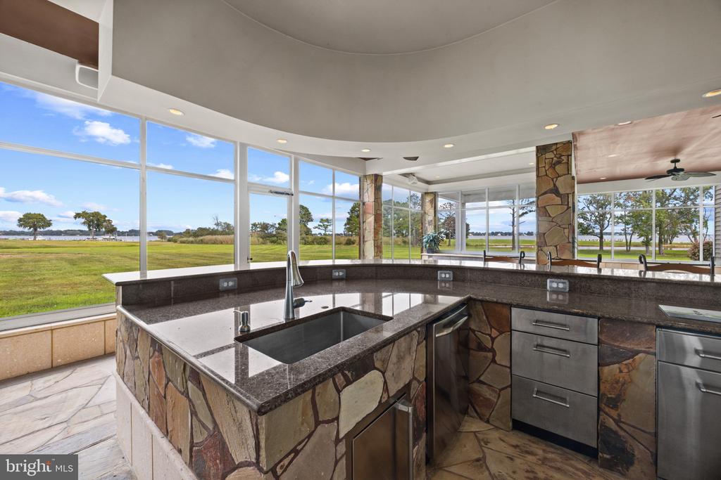 EASTERN SHORE WATERFRONT ESTATE - STEVENSVILLE | 450 SEASCAPE LANE