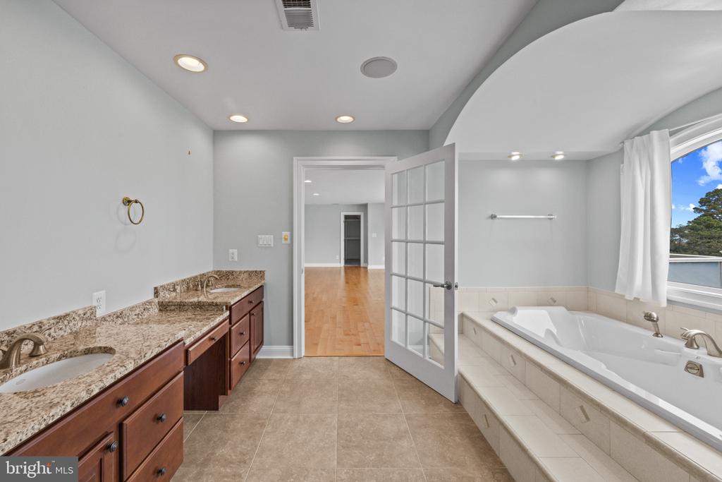 EASTERN SHORE WATERFRONT ESTATE - STEVENSVILLE | 450 SEASCAPE LANE