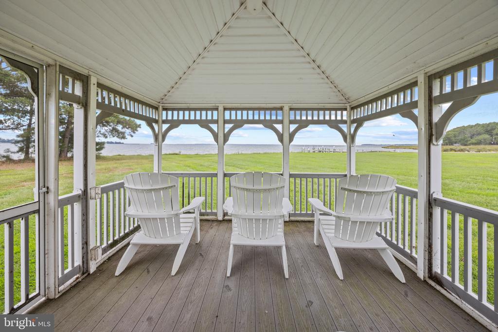 EASTERN SHORE WATERFRONT ESTATE - STEVENSVILLE | 450 SEASCAPE LANE