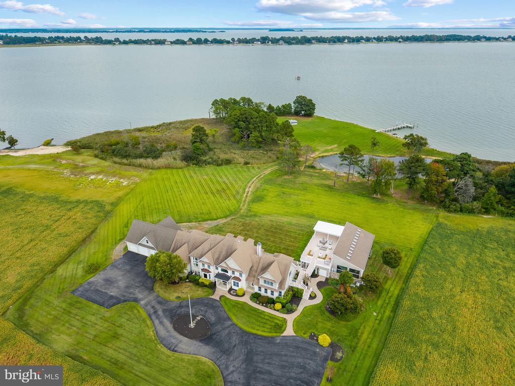 EASTERN SHORE WATERFRONT ESTATE - STEVENSVILLE | 450 SEASCAPE LANE