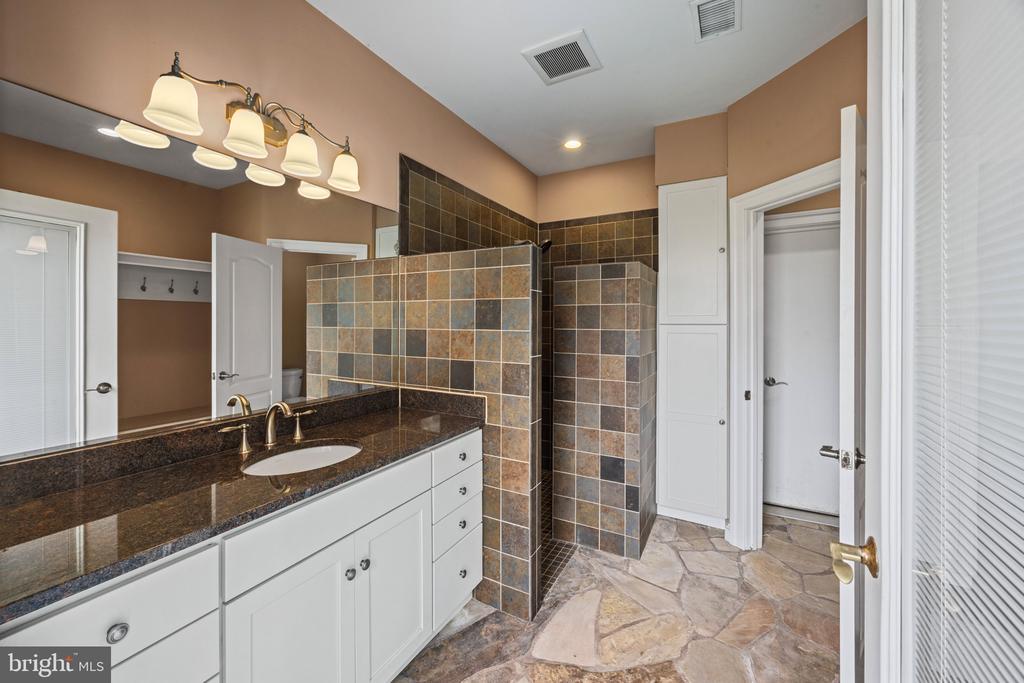 EASTERN SHORE WATERFRONT ESTATE - STEVENSVILLE | 450 SEASCAPE LANE