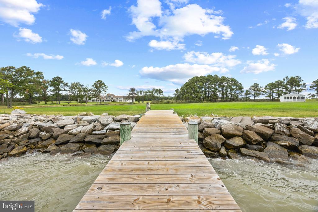 EASTERN SHORE WATERFRONT ESTATE - STEVENSVILLE | 450 SEASCAPE LANE
