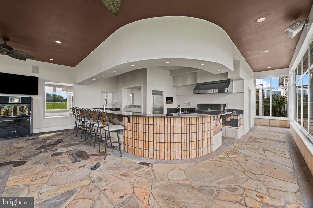 EASTERN SHORE WATERFRONT ESTATE - STEVENSVILLE | 450 SEASCAPE LANE