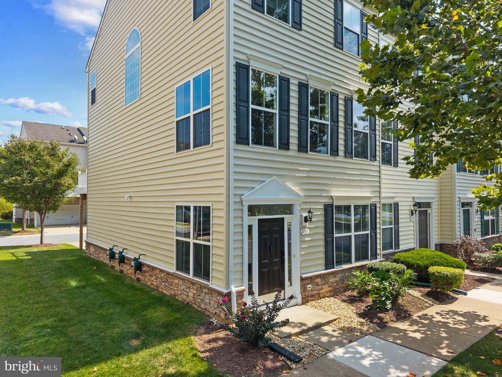 EASTERN SHORE TOWNHOME | 233 KEENAN WAY