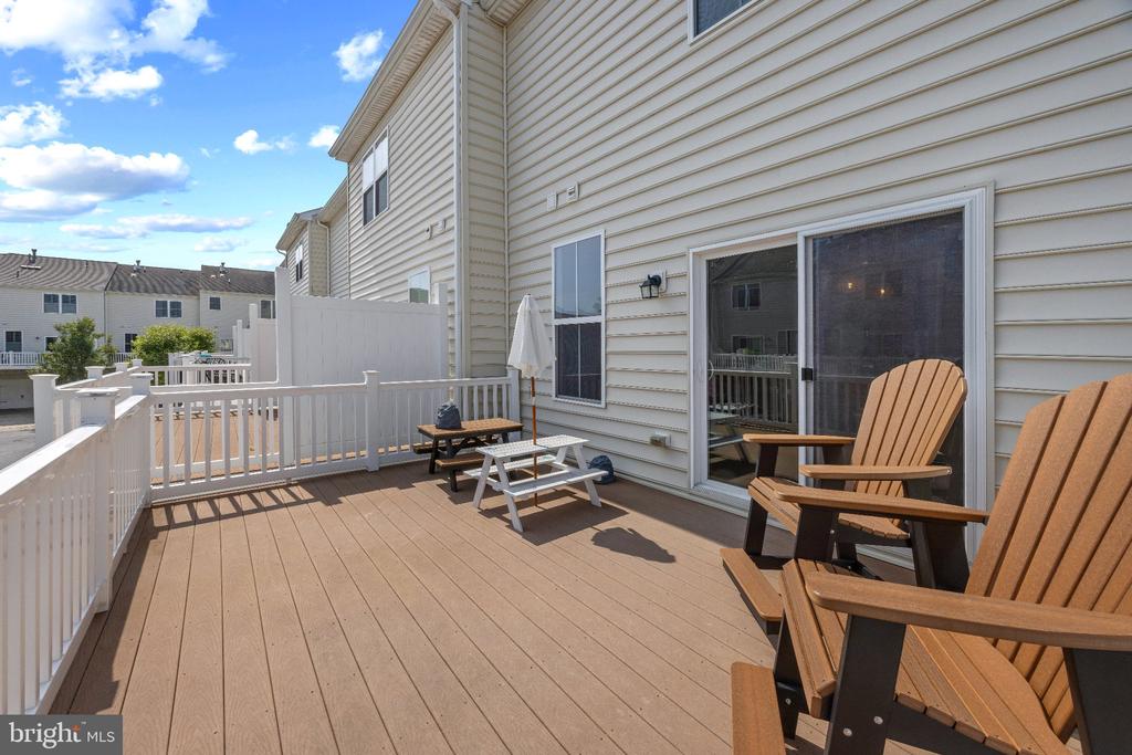 EASTERN SHORE TOWNHOME | 233 KEENAN WAY