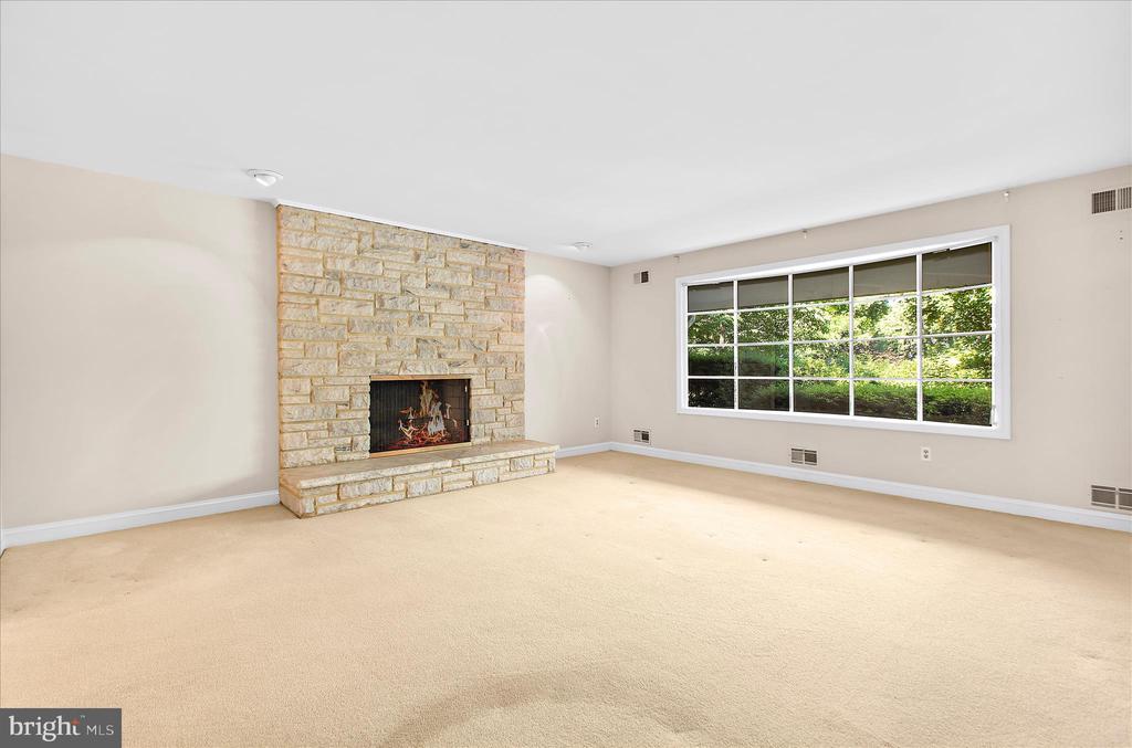537 DEVONSHIRE COURT
