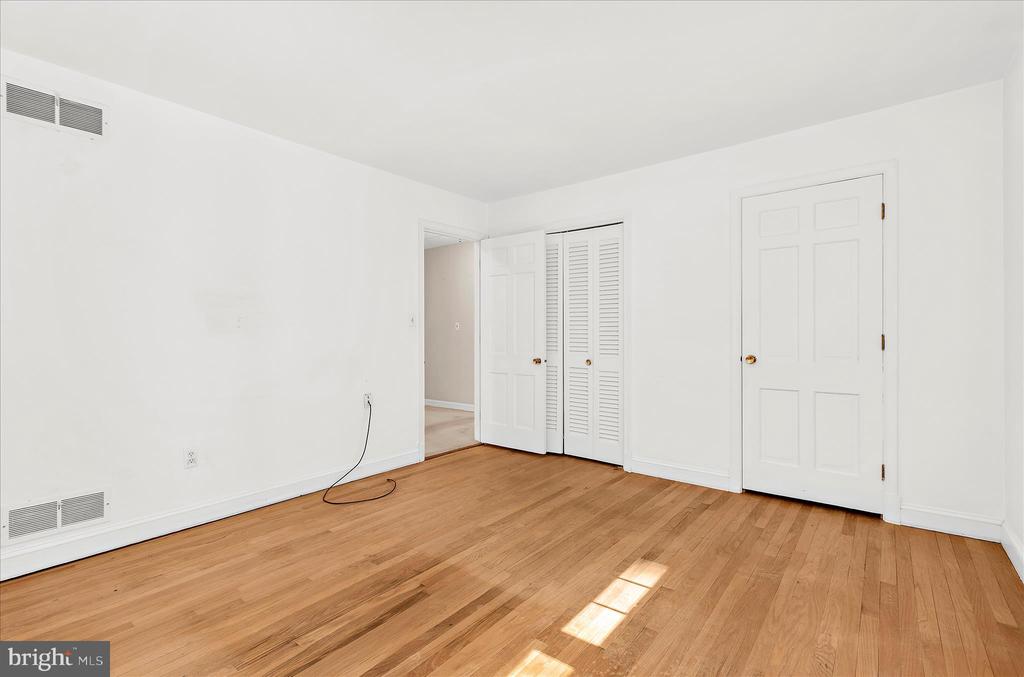 537 DEVONSHIRE COURT