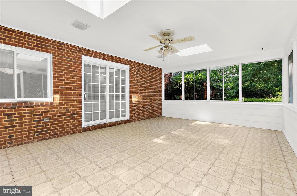 537 DEVONSHIRE COURT
