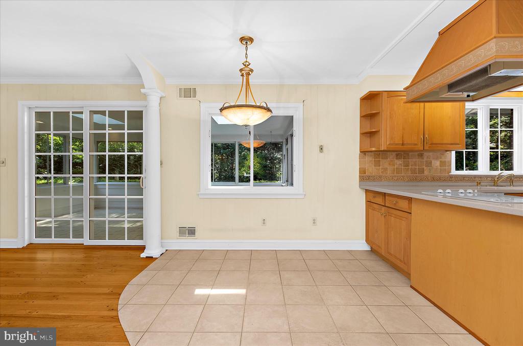 537 DEVONSHIRE COURT