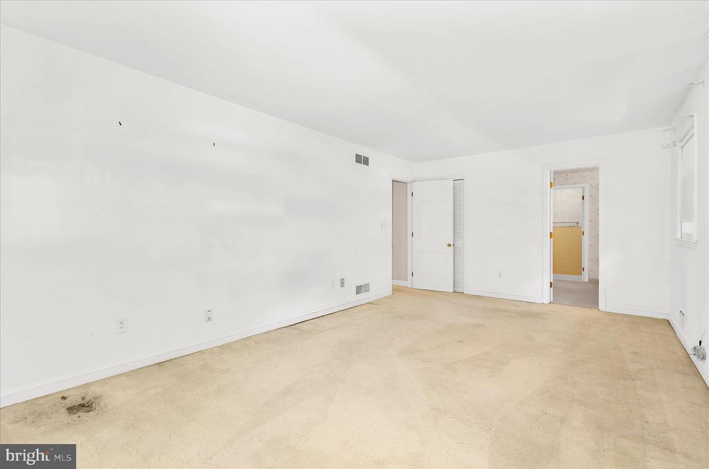 537 DEVONSHIRE COURT