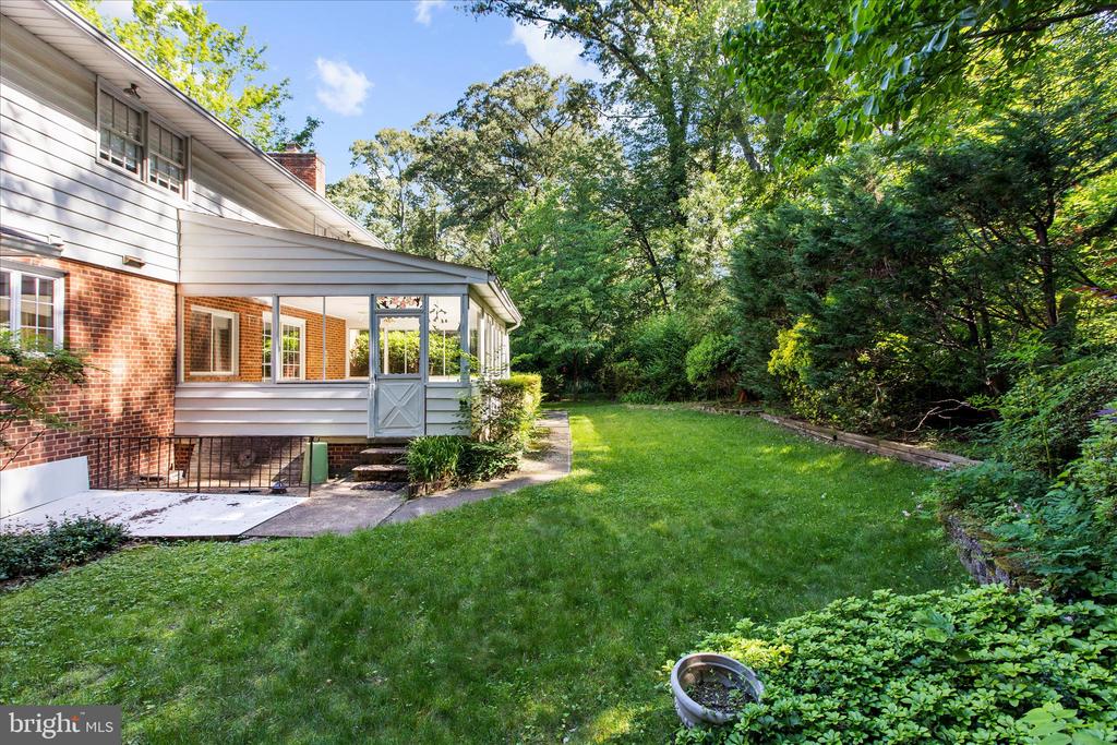 537 DEVONSHIRE COURT