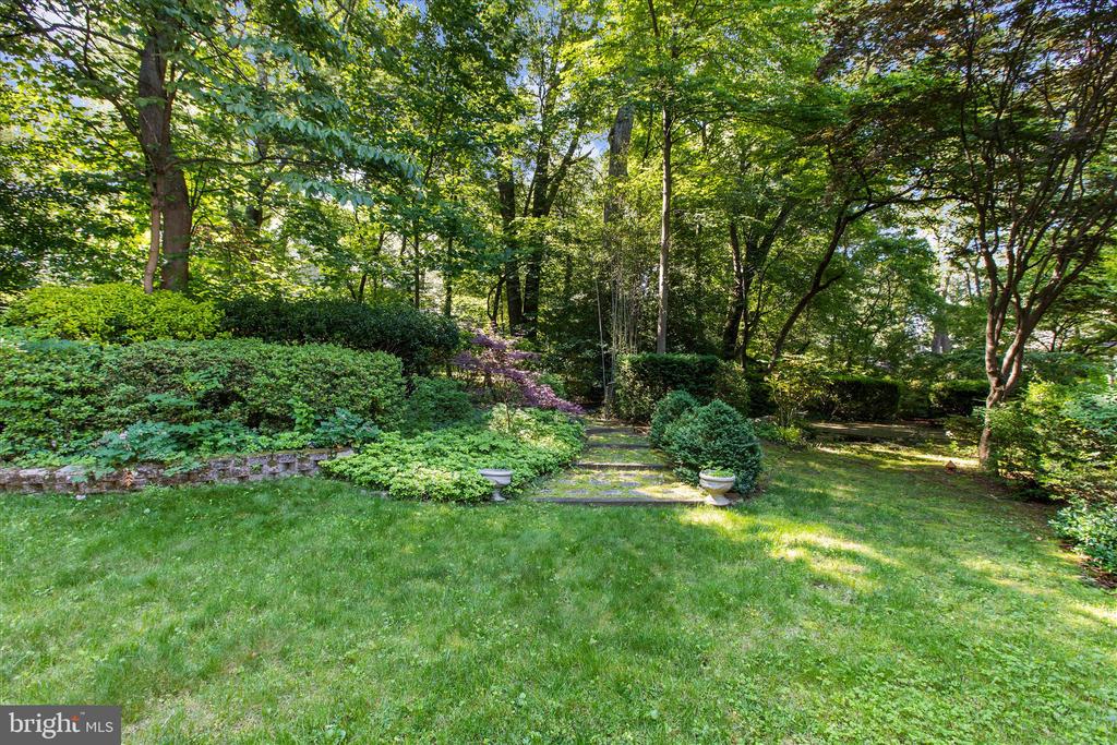 537 DEVONSHIRE COURT