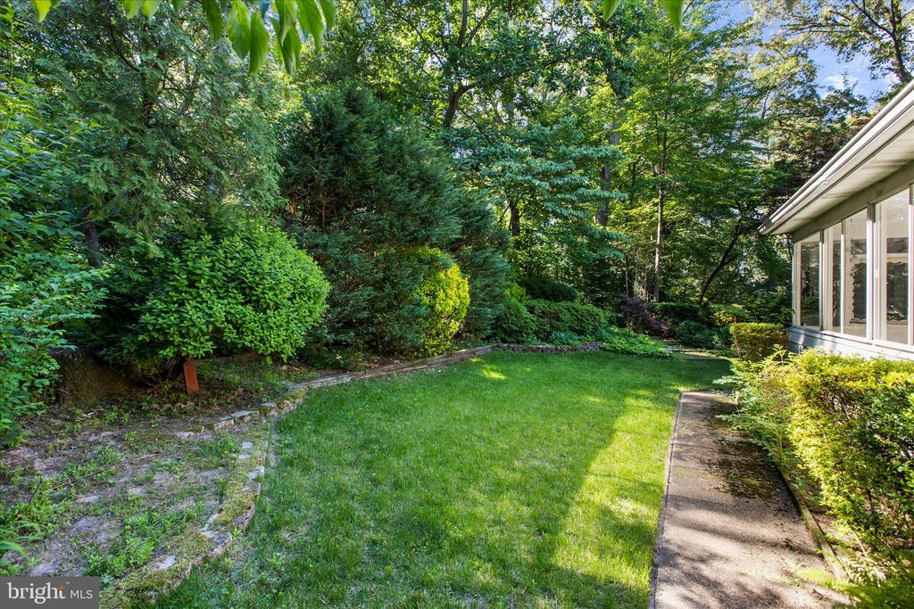 537 DEVONSHIRE COURT