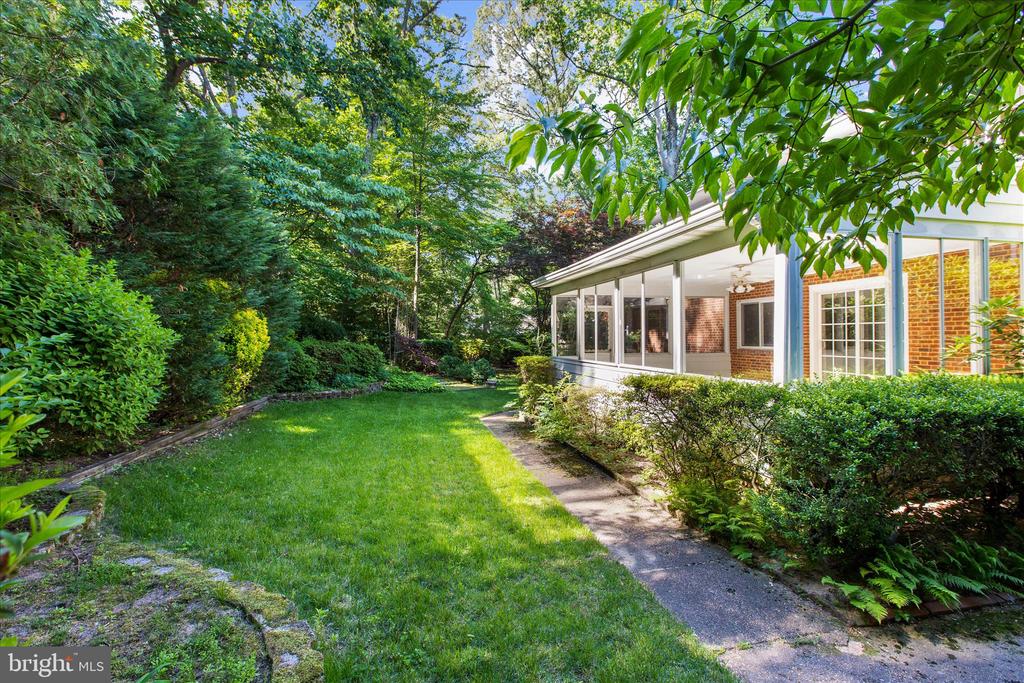 537 DEVONSHIRE COURT