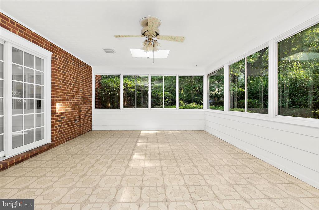 537 DEVONSHIRE COURT