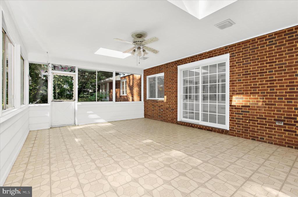 537 DEVONSHIRE COURT