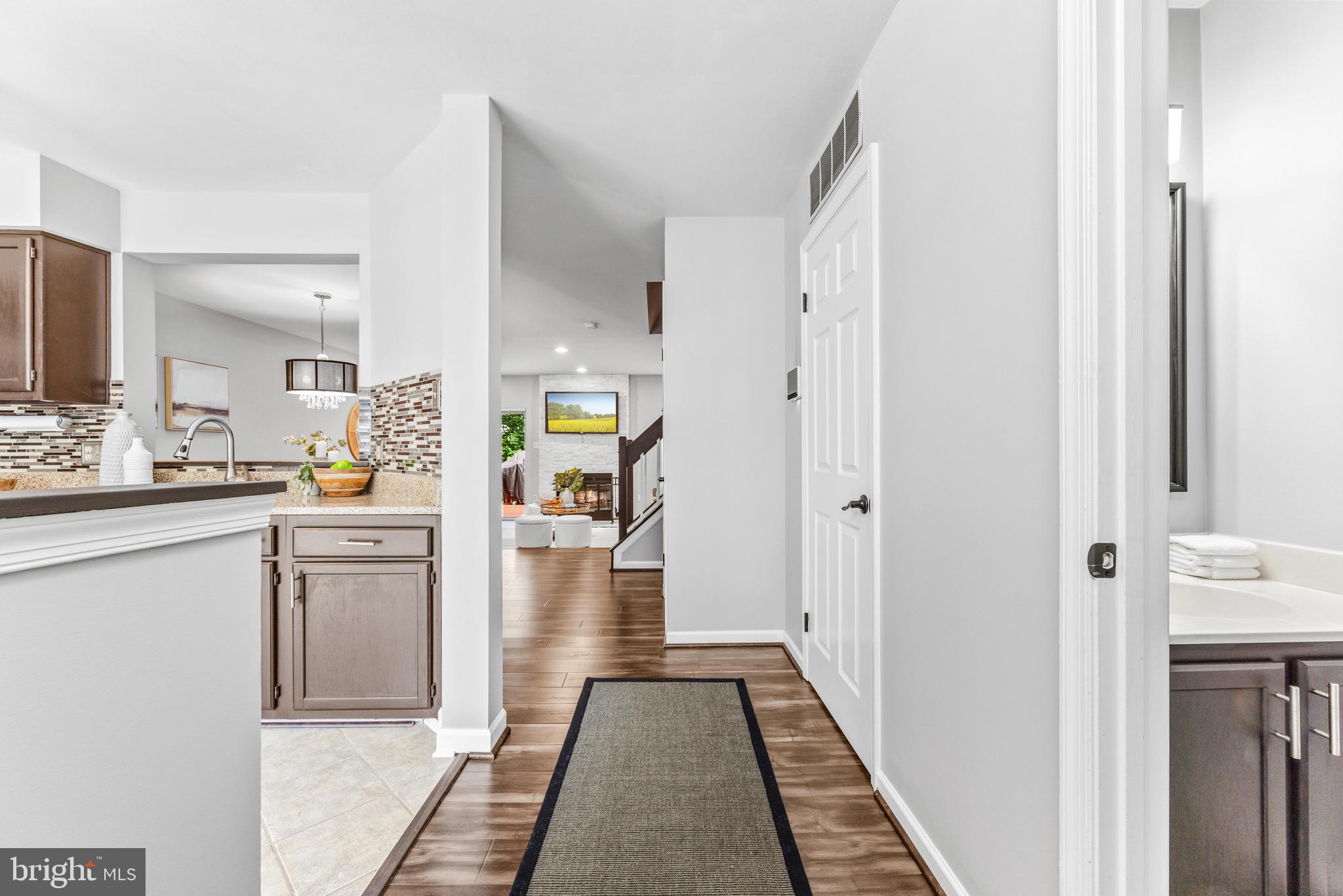 8018 Green Valley Ln