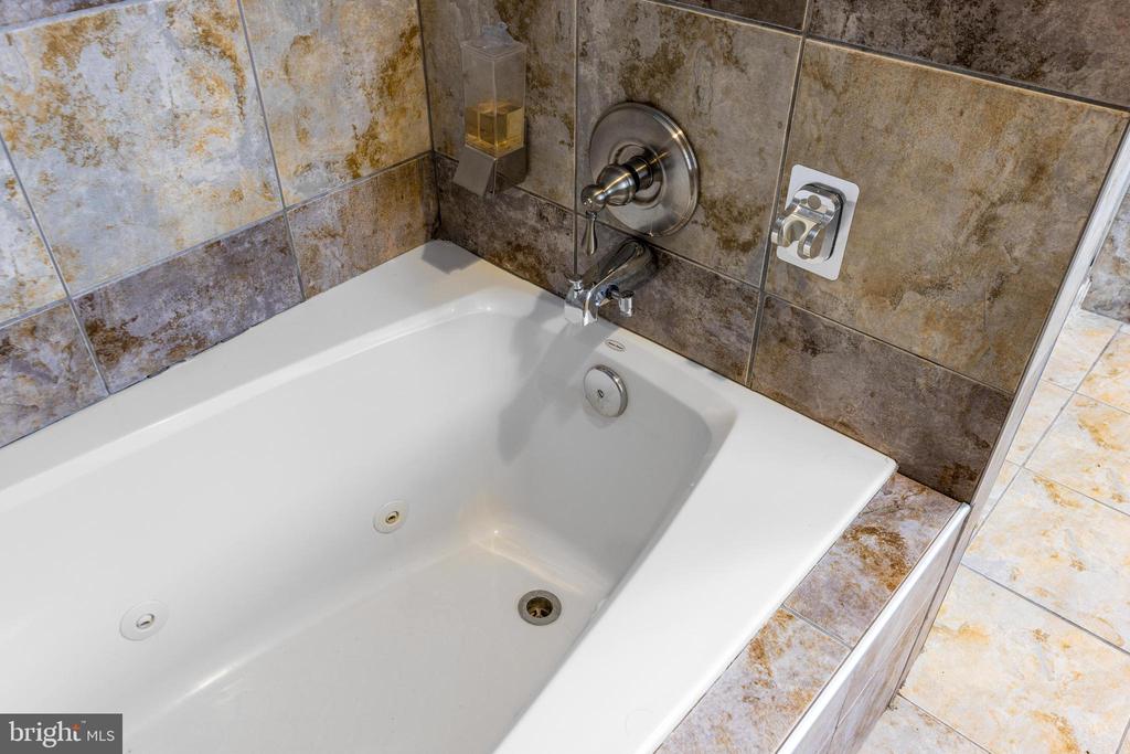 11809 CEDAR LANE