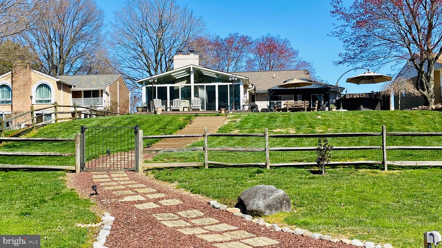 40 Neptune Dr